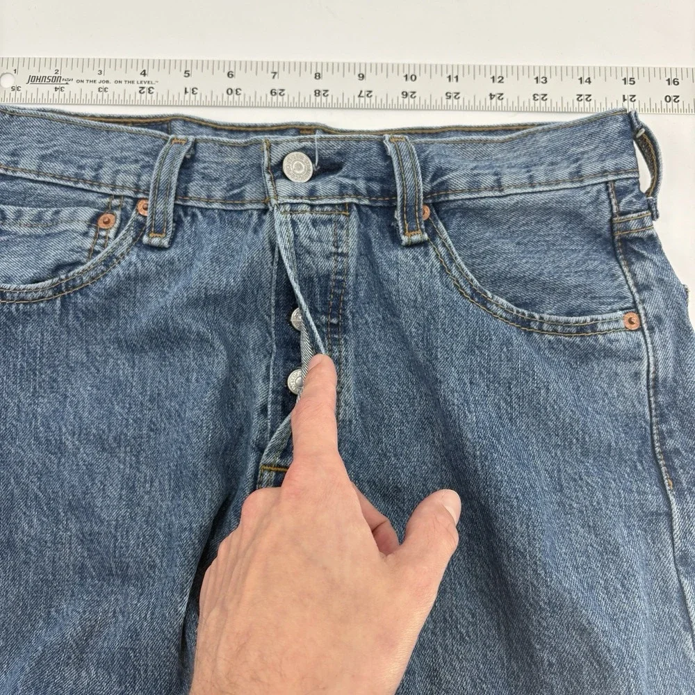 Levis 501 Jeans Mens 30x32 Light Wash Button Fly Straight Leg‎ Denim Classic Fit
